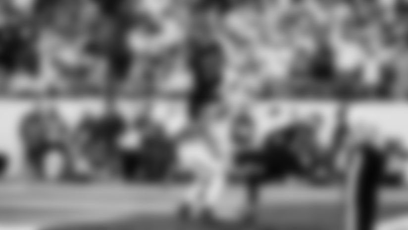 Detroit Lions quarterback Jared Goff hits a LEAPING wide receiver Isaac TeSlaa for a massive 4-yard touchdown on fourth down to tie the game at 7-7 against the Minnesota Vikings.