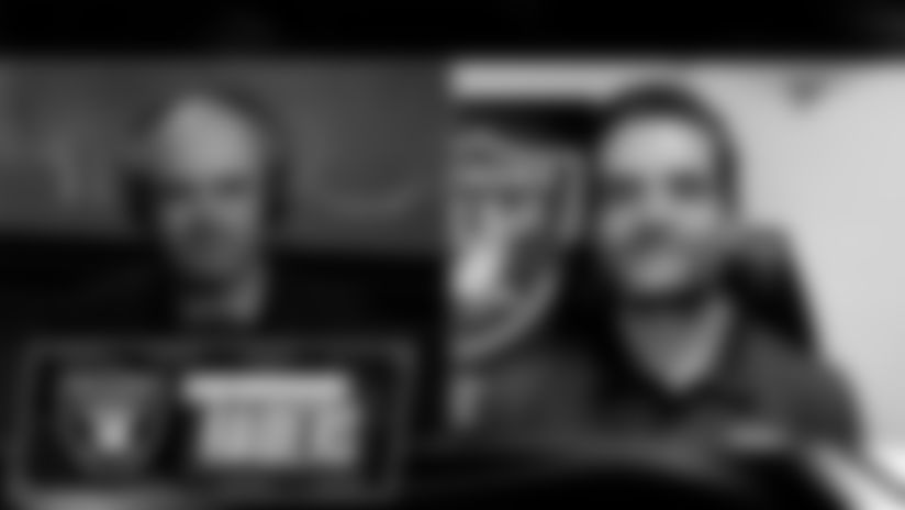 Los Raiders de Las Vegas presentaron oficialmente a Klint Kubiak como su nuevo entrenador en jefe y en este episodio de Las Noticias Raiders, Harry Ruiz y Miguel Boada analizan todo lo que dejó su introducción. Kubiak llega tras liderar una ofensiva campeona en la NFL y ahora asume el reto de devolver a los Raiders al protagonismo. ¿Qué dijo en su conferencia? ¿Cuál será su identidad ofensiva? ¿Qué expectativas tiene de la plantilla actual?