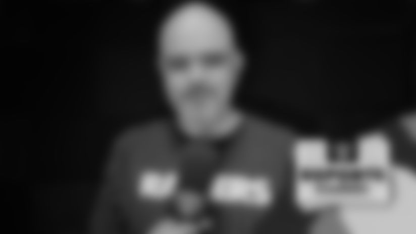 Los Raiders cayeron 0-31 en Filadelfia, sufriendo su octavo descalabro seguido. Harry Ruiz nos presenta el Reporte Raiders de este juego, incluyendo el primer partido como titular de Kenny Pickett con Las Vegas, los retos que enfrentó la ofensiva en su debut, y una tarde en la que el equipo no pudo encontrar ritmo en ninguna de las tres fases.