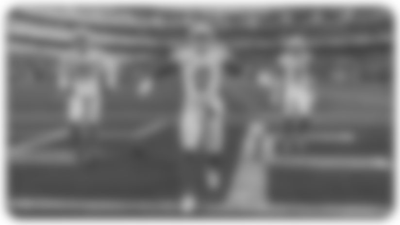 Escuche la llamada de radio de Adrián García Márquez y Francisco Pinto cuando Daiyan Henley interceptó un pase de Patrick Mahomes por la banda.