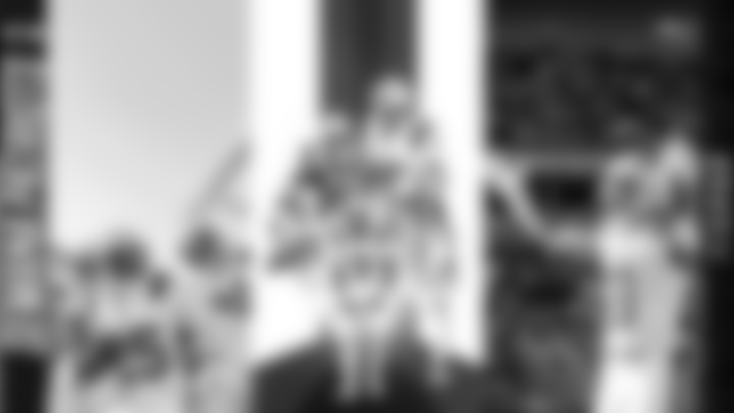 (Brasil) Como ficará a nova linha ofensiva do Patriots após as lesões? O que pode ser explorado contra um time que virá a Foxboro eliminado?
É jogo de prime time; tudo é diferente numa semana como essa e, por isso, estamos aqui levando o melhor conteúdo em português para você.