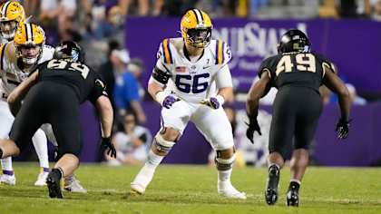 Tiền đạo tấn công của LSU, Will Campbell (66) cản phá hậu vệ cánh của Quân đội, Jackson Powell (49) trong hiệp hai của trận bóng bầu dục đại học NCAA tại Baton Rouge, La., Thứ Bảy, ngày 21 tháng 10 năm 2023.