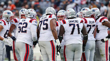 Patriots quarterback Drake Maye leads the huddle ahead of their next play. Nov. 10, 2024.