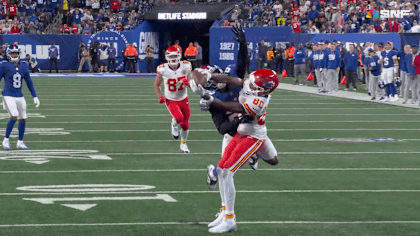 CRAZY CATCH: Patrick Mahomes Finds Tyquan Thornton for 33-yards | Chiefs vs. Giants
