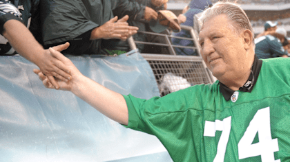 Riley Gunnels at the 50th anniversary celebration of the 1960 Championship Team at the 2010 season opener at Lincoln Financial Field.