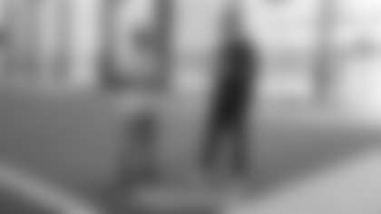 Anthony "Spice" Adams gives Bears tight end Cole Kmet a few suggestions on new touchdown celebrations using Campbell's Chunky Soup cans.