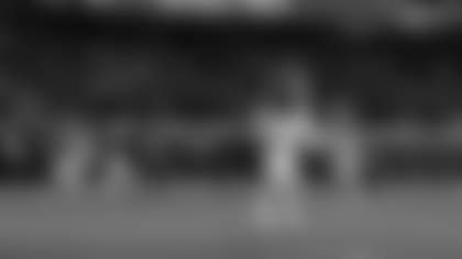 Bears quarterback Caleb Williams zips strike to wide receiver DJ Moore for a 20-yard gain.