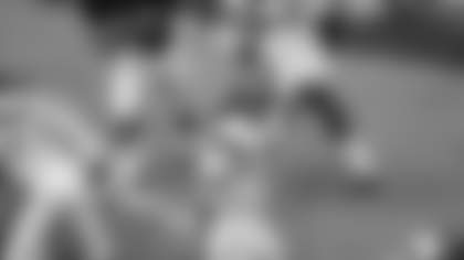 Cincinnati Bengals quarterback Boomer Esiason (7) gets set to throw a pass against the Oakland Raiders in an NFL game in this undated photo. (Tony Tomsic via AP)