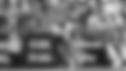 TE Noah Fant runs with the ball during Week 11 against the Steelers in Pittsburgh, Sunday, Nov. 16, 2025.