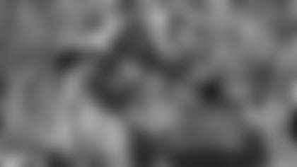 Kansas City Chiefs left guard Dave Szott (79) blocks during a 1999 home game.