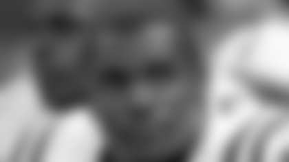 2002_Freeney_Dwight_038_Macht