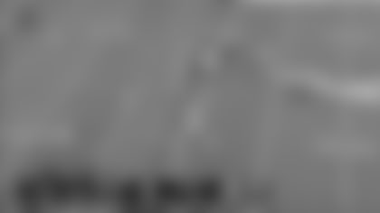 Josh Johnson's tight-window throw finds McLaurin for 13 yards