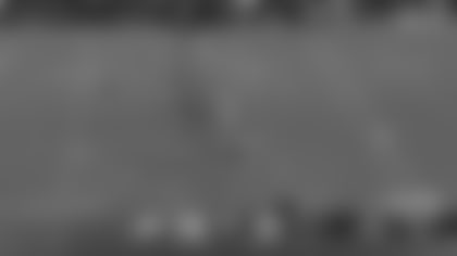 Josh Johnson finds Deebo Samuel over the middle for first down