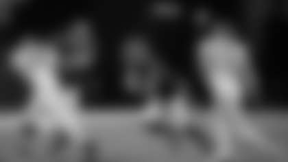 Atlanta Falcons running back Bijan Robinson #7 runs with the ball during the Week 17 Game against the Los Angeles Rams at Mercedes-Benz Stadium in Atlanta, Georgia on Monday, December 29, 2025. (Photo by Taylor McLaughlin/Atlanta Falcons)