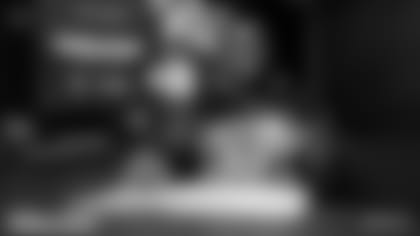 DEVIN-SINGLETARY-SIGNING