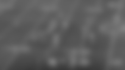 Breece Hall looks like Garrett Wilson on epic toe-tap catch vs. Falcons