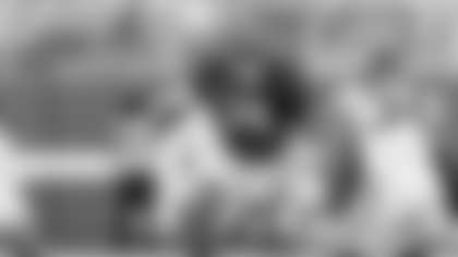 Alabama offensive lineman Kadyn Proctor (74) sets up to block against Oklahoma defensive lineman Adepoju Abebawore (34) during the first half of an NCAA college football game, Saturday, Nov. 15, 2025, in Tuscaloosa, Ala. (AP Photo/Vasha Hunt)