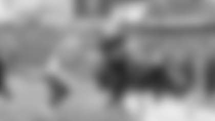 Drake Maye scores on an 8-yard touchdown run in the first quarter.