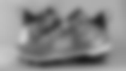 Milton Williams cleats supporting American Cancer Society.