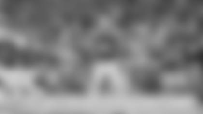 Hunter Henry scores on a 16 yard touchdown pass from Drake Maye in the fourth quarter to tie the game at 14.