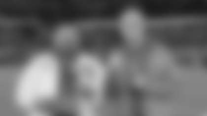 Troy Santiago y Ricardo López repasan la victoria en la semana 15 contra los Lions de Detroit. El dúo analiza las jugadas clave que llevaron a la victoria, los jugadores que tuvieron actuaciones destacadas, el impacto de una semana corta y la celebración de asegurar un puesto en los playoffs por la tercera temporada consecutiva.