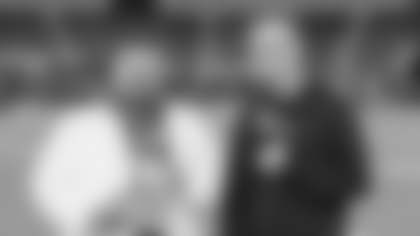 Troy Santiago y Ricardo López repasan la victoria 37-20 sobre los Cardinals de Arizona. El dúo analiza las grandes jugadas de los Rams de Los Angeles, los jugadores que destacaron en la semana 18 y cómo la ofensiva recuperó su explosividad.