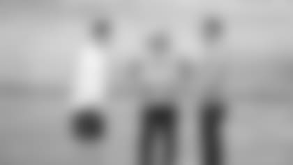 Defensive coordinator Wade Phillips of the Los Angeles Rams speaks to coaches Chris Shula and Joe Barry during practice on day 5 of Phase II of the offseason program workouts, Monday, May 6, 2019, in Thousand Oaks, CA. (Jeff Lewis/Rams)