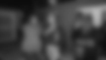 E_251016_JenesseCenterpLAymakersurprise_5517