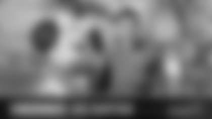 Las porristas de los Rams de Los Ángeles y Minnie Mouse descubren la relevancia del número 17 para el entrenador de los Rams Sean McVay y para Disneyland Resort.