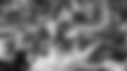 RB Kendre Miller (25) runs with the ball during the New Orleans Saints game against the New York Giants for Week 14 of the 2024 NFL Season on Dec. 8, 2024 at MetLife Stadium.