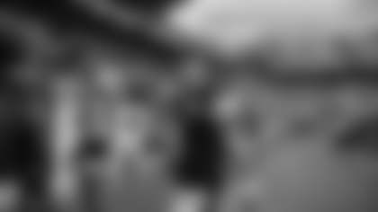 Pittsburgh Steelers quarterback Aaron Rodgers (8) pumps his fist to the crowd following a regular season game against the Indianapolis Colts, Sunday, Nov. 2, 2025 in Pittsburgh, PA. The Steelers defeated the Colts 27-20. (Alysa Rubin / Pittsburgh Steelers)