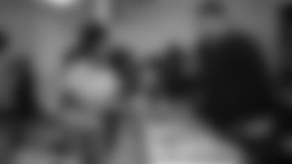 Pittsburgh Steelers tight end Pat Freiermuth (88) held a Thanksgiving dinner for local youth at Hosanna House on Tuesday, Nov. 25, 2025 in Pittsburgh, PA. (Taylor Ollason / Pittsburgh Steelers)