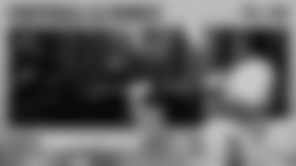 Buckin' Bo Nix and the Broncos + Santana Moss to the MOON!? | Podcast | Washington Commanders | NFL

The Broncos are 9-2...but is Bo Nix is mid? Then, discussing how the Broncos win games on the back of their defense. Plus, how the Commanders can finally find a victory on primetime. BONUS: Santana vs the moon landing.     

Get Your Commanders Tickets Here: https://bit.ly/4mvm4Bf

Location: BigBear.ai Command Center Studio

The views and opinions expressed by our analysts and/or hosts are their own and do not necessarily reflect the views or positions of the Washington Commanders or any of their representatives.