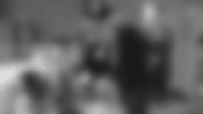 TVStory_Deshon_Elliott_Visit_1218_04