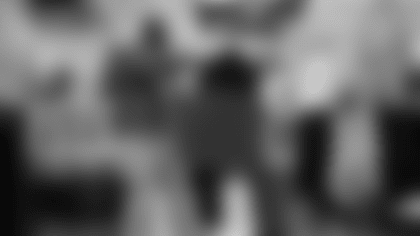 TVStory_Jonnu_Smith_Shopping_1216_04