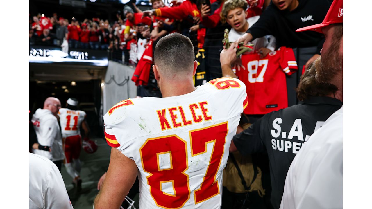 Kansas City Chiefs tight end Travis Kelce (87) walks off the field following a week 18 NFL football game against the Las Vegas Raiders, Sunday, January 4, 2026 in Las Vegas, NV.