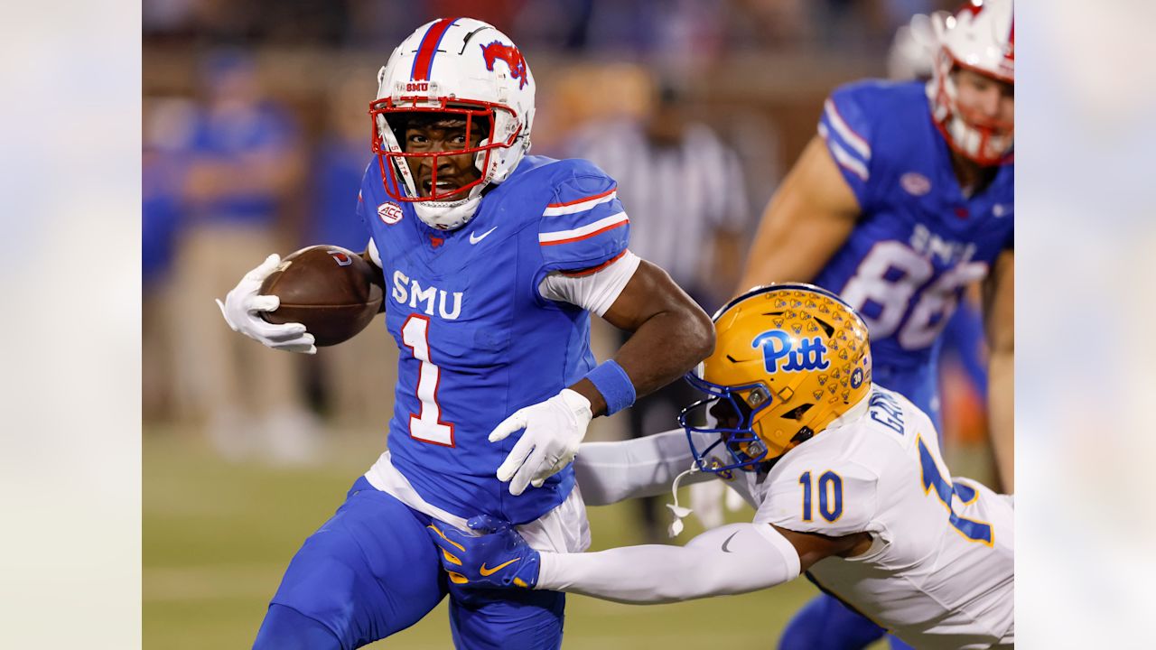 Tiền vệ chạy cánh Brashard Smith (1) của SMU bị hậu vệ phòng ngự Ryland Gandy (10) của Pittsburgh hạ gục trong hiệp một của trận bóng bầu dục đại học NCAA tại Dallas, thứ Bảy, ngày 2 tháng 11 năm 2024. (Ảnh AP/Gareth Patterson)