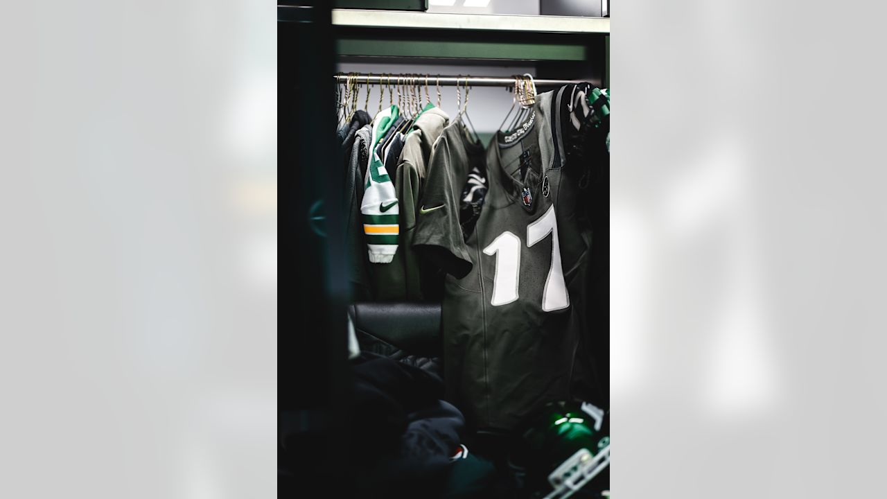 [Highlight] Breece Hall rides a Go-Kart around the Jets locker room, image size:1280x720