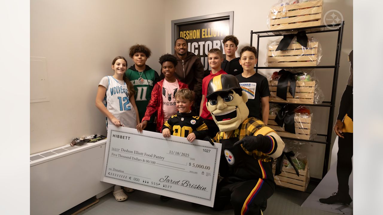 Pittsburgh Steelers safety DeShon Elliott (25) opened a food pantry at a local school to support students and their families and delivered food boxes to community members on Tuesday, Nov. 25, 2025 in Pittsburgh, PA. (Caleb LaBelle / Pittsburgh Steelers)