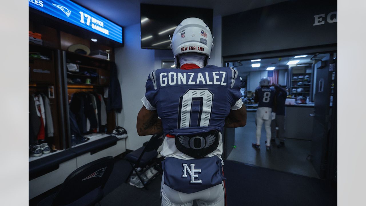 Men's Starter Black New York Jets Locker Room Satin Varsity Full-Snap Jacket, image size:1280x720