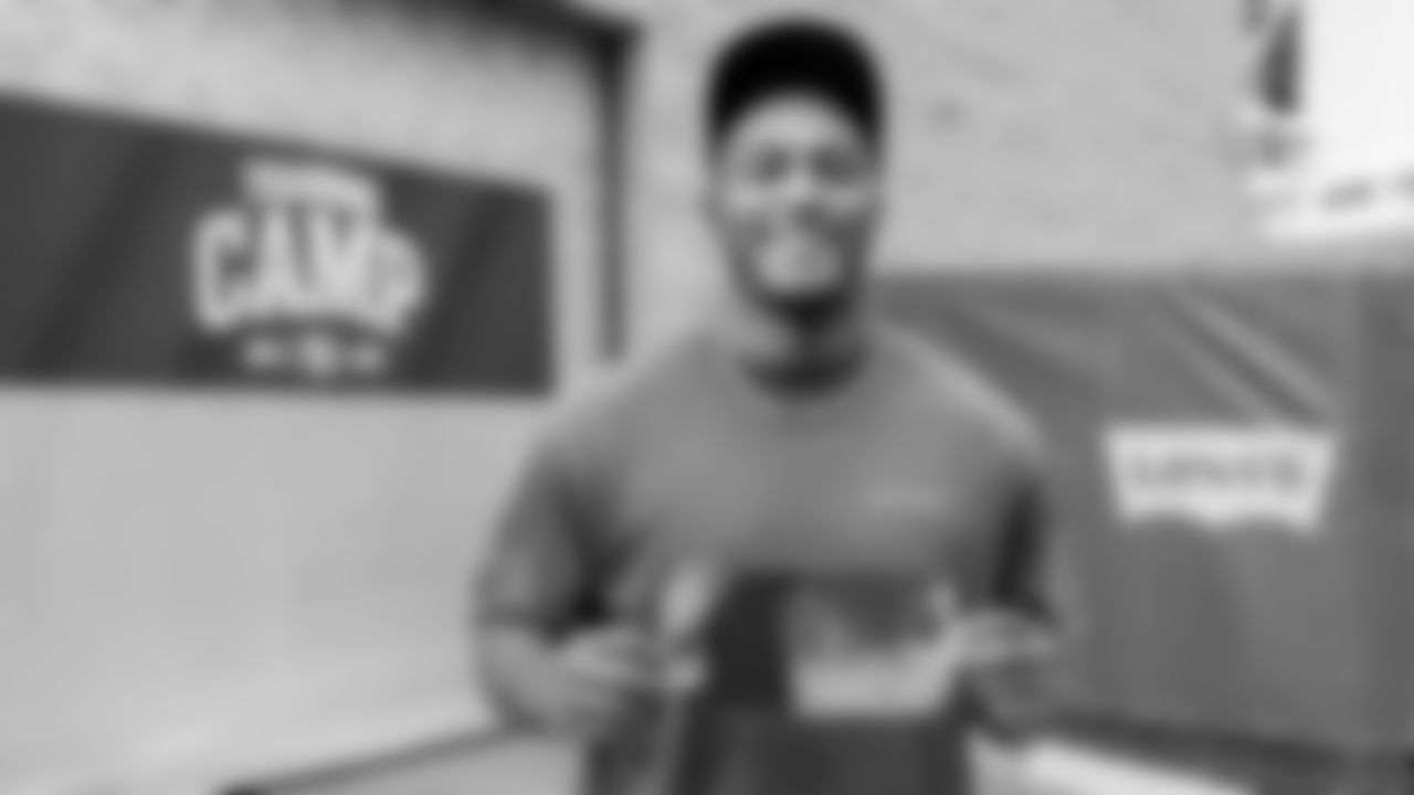 LB Dee Winters