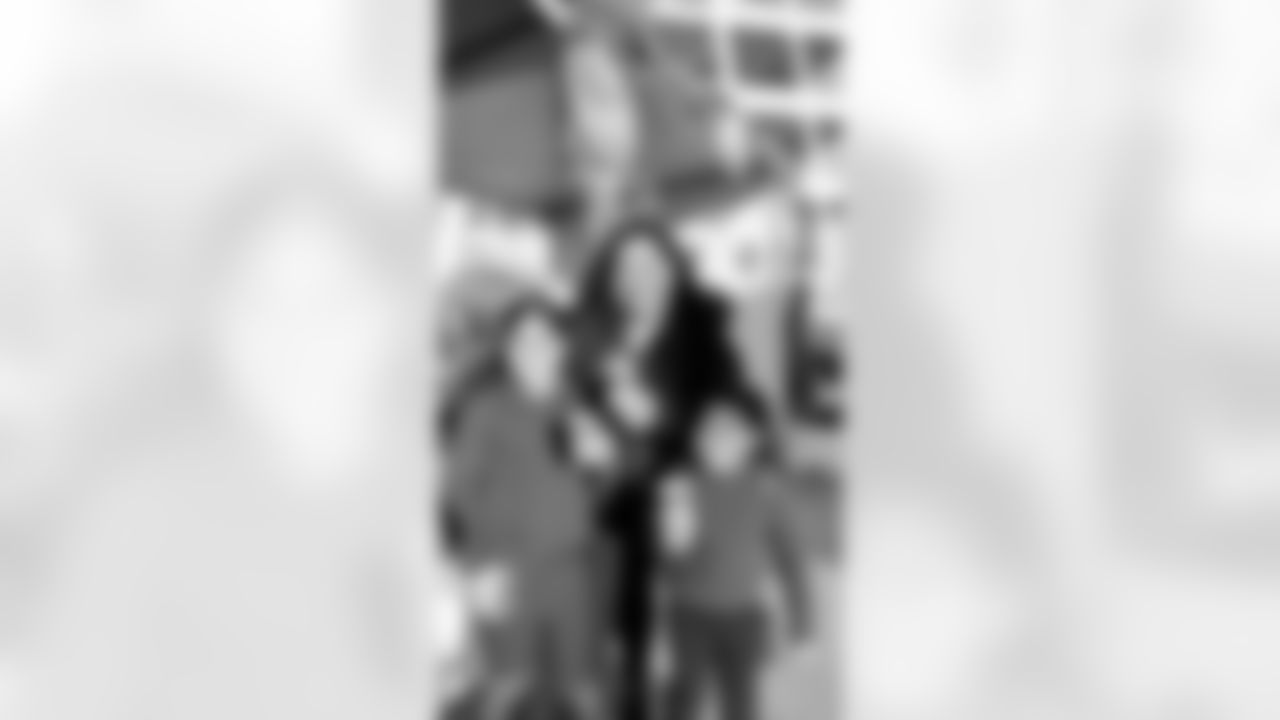 49ers Give Back at Annual Hope for the Holidays Event 🎄