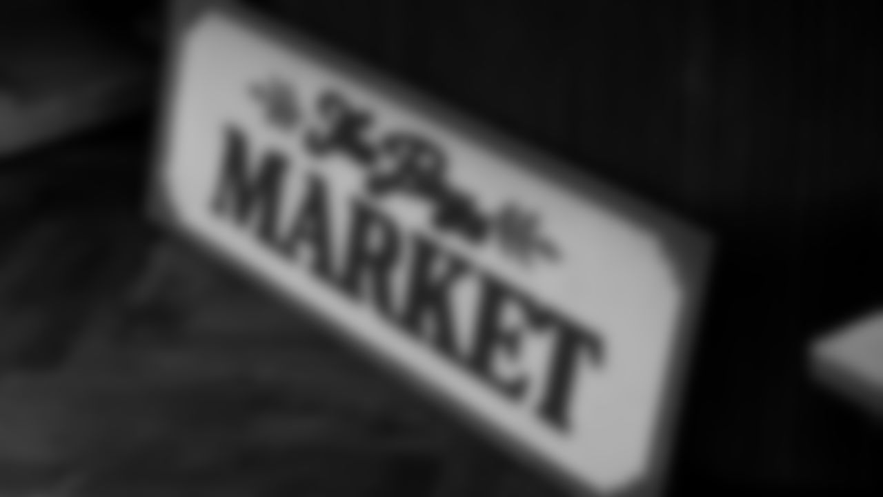 49ers Bring Holiday Cheer at Annual Feast with the Niners