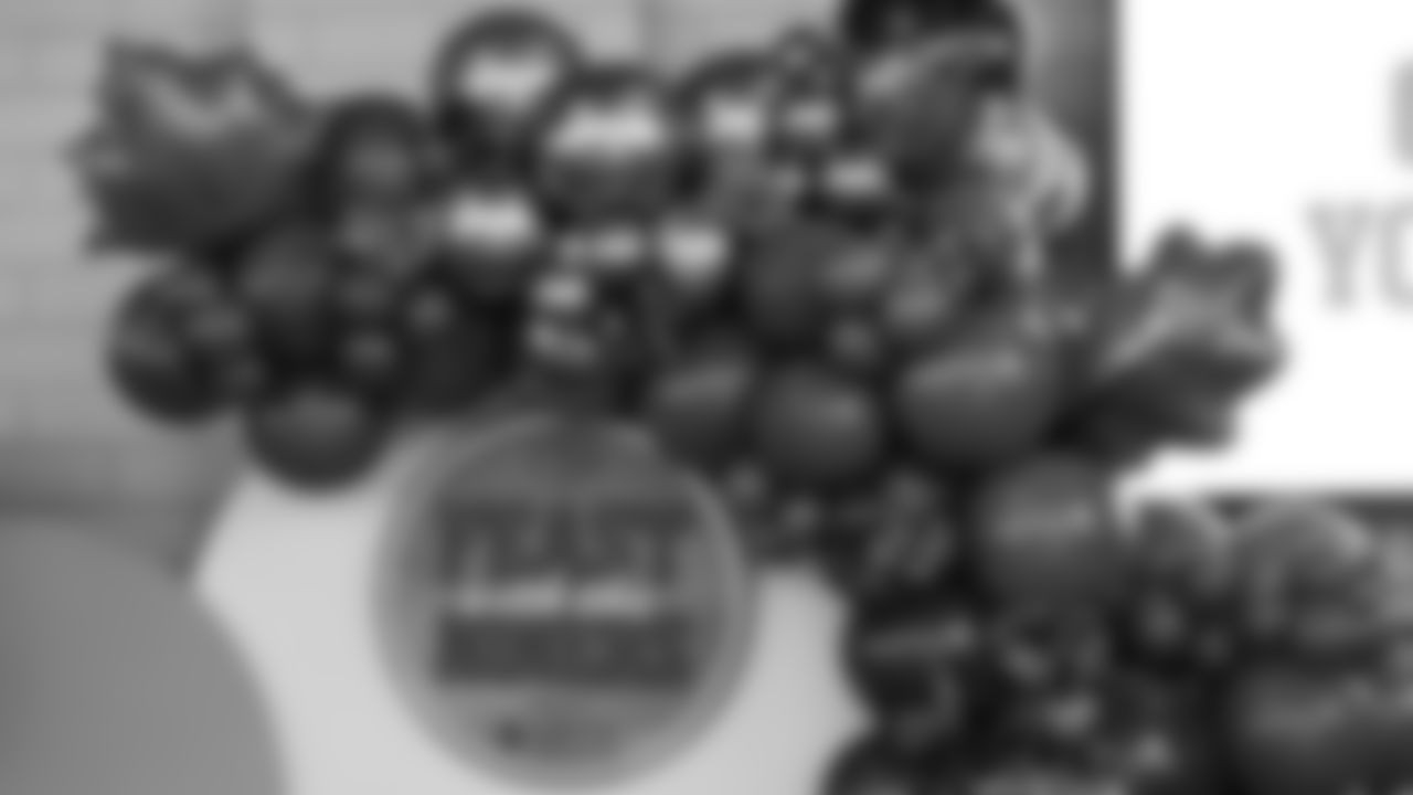 49ers Bring Holiday Cheer at Annual Feast with the Niners