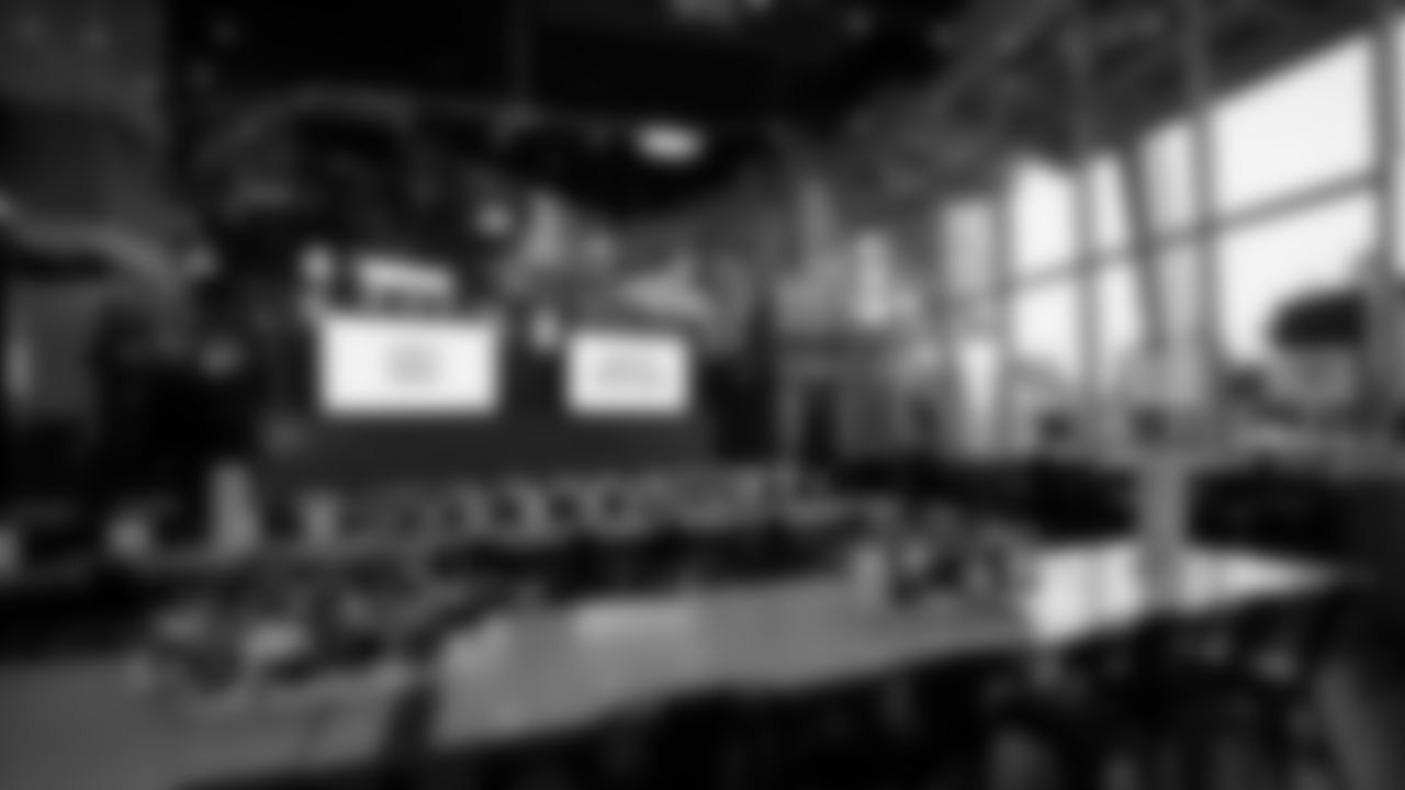 49ers Bring Holiday Cheer at Annual Feast with the Niners