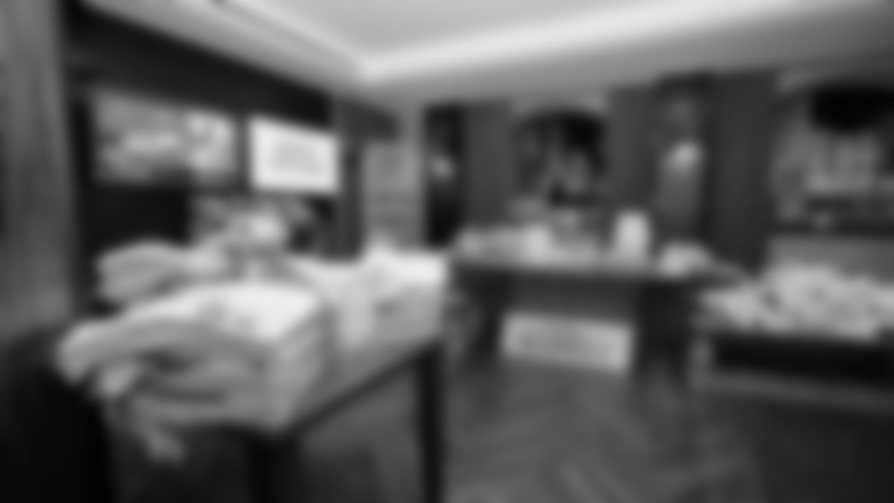 49ers Bring Holiday Cheer at Annual Feast with the Niners