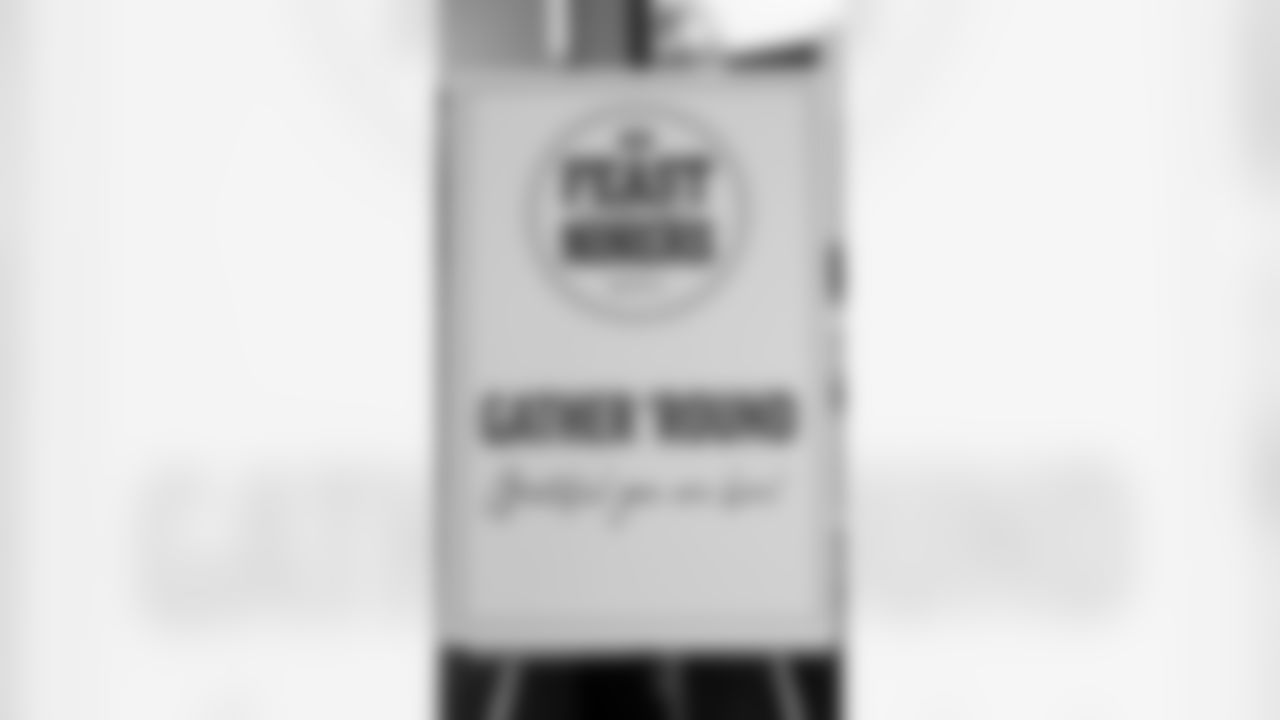 49ers Bring Holiday Cheer at Annual Feast with the Niners