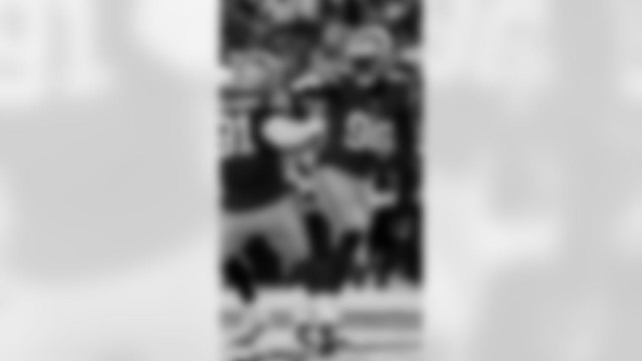 DL Sam Okuayinonu, DL Mykel Williams