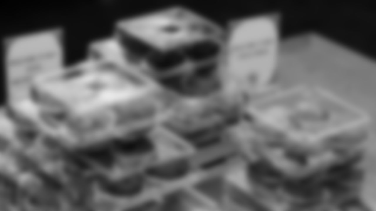 49ers Bring Holiday Cheer at Annual Feast with the Niners