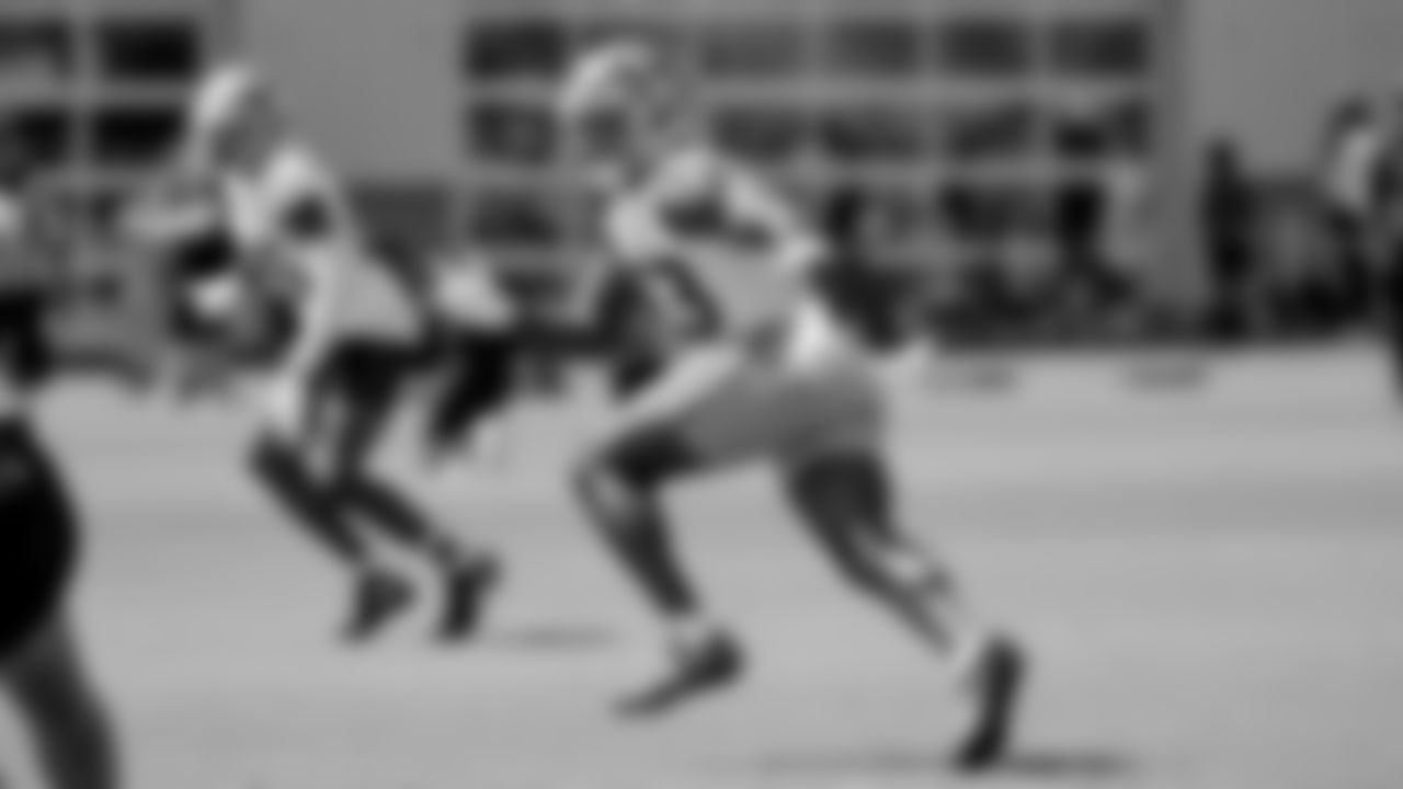 LB Dee Winters